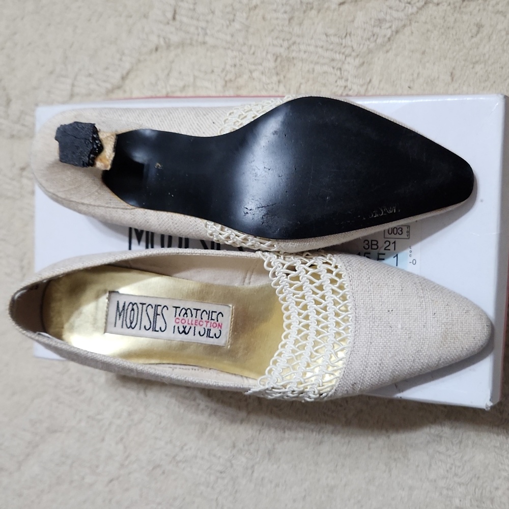 Mootsies Tootsies ladies kitten heeled pumps.
